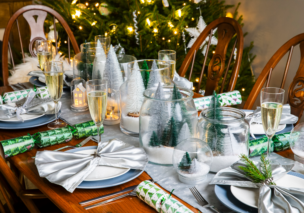 How to Decorate a Christmas Table